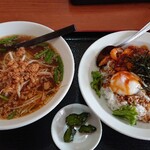 Taiwanese Umai - 台湾ラーメンと温玉入りカツ丼のセット