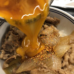 Yoshinoya Nashiyocho Ten - 牛丼ミニに生卵を溶いて流し込みます。