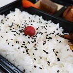 仕出し・弁当 まつや - ごはん（結構ボリュームあります）