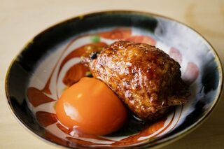 Juniso Dori Jidori Yakitori Ya - 比内地鶏の卵黄を絡めて