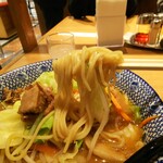 Men Dokoro Naokyu Shinbashi - 「とんさいらーめん味噌」麺アップ