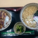 Daily亭 - ミニソースかつ丼そばセット(中央は、野沢菜)