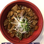 Wasabi - ピリ辛　牛すじ丼（６８０円）