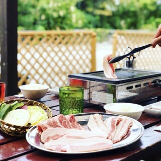 Enjoy Yakiniku (Grilled meat) on a well-ventilated terrace