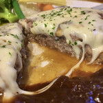 Kitchen Houtou - 肉汁〜。フワッとした食感のハンバーグと少し香ばしいカレー、更にチーズの相性抜群。