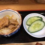 お食事処 かめさこ - 揚げと白菜とエノキと豚肉の煮つけ キュウリの浅漬け 