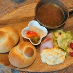 Cafe 陽のあたる場所 - 自家製パンプレート　800円+税