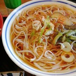 Soba Dokoro Kuraju - 冷かけはコシのある細麺、冷たくてウンマイ！