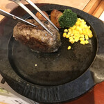 Flying Garden Kencho Sakuradori Ten - ☆キングランチ(250g)￥1099＋税…店員さんが半分にカットしてくれている瞬間！