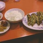 Eirai Ken - 餃子定食の餃子とごはんとお漬物