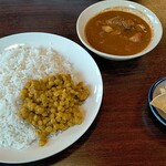 Spice Garden - Bセット730円　カレー2種類はチキン、豆かな(?_?)　おかず1品って忘れられた？パパド？