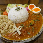 Spicy Curry WANYA - チキンキーマ&チキンカレー合い掛け、バスマティライス大盛、スパイシー煮玉子