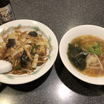 龍泉 - 醬肉飯（豚肉と野菜の味噌炒め）780円にハーフラーメン200円のセット980円。