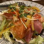 Seafood Izakaya Hanano Mai Iida Ten - 玉ねぎたっぷり野菜サラダ