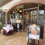 RiSTORANTE EST - お店入口は2階にあります