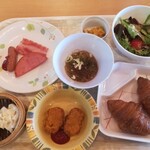 高原のテーブル - 朝食バイキング