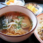 Hong Kong Tei Sanpoto Takamatsu Ten - 半玉ラーメン