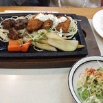 喫茶 ブラジル - お友達のオーダーした牡蠣フライ＆焼肉