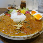 Spicy Curry WANYA - チキンカレー&シーフードカレーの合い掛け、スパイシー煮玉子