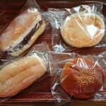 パン工房 ゆみな - あんホイップ　150円/カマンベールチーズ　150円/白桃クリームパン　150円/こしあんパン　130円