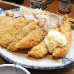 やよい軒 - ロースとんかつにエビフライが2本。千切りキャベツが付いております。