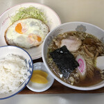 Chinese Kouraku - ラーメン定食(目玉焼き・半ライス付き)600円