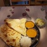 Mayur - Bランチ 850円  キーマカレーと茄子とひき肉のカレー、ナン、ライス、ミニサラダ