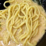 Yokohama Ramen Ippin Ya - 麺は気持ち細めの中太ストレート。