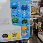 とり弁鶏 - ソフトドリンク100円のボタンの上の方に、セルフのお冷のボタンが…