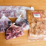 山崎肉店 - 料理写真:下が豚サガリ、上2個が牛サガリ(タレ添付)