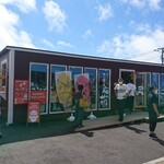 Hokkaido Ryosui Michino Eki Ten - 「おみやげ処 お勝手屋 萌」の左端から奥に向かって露店が建ち並んでます 