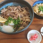 Sanuki Udon Tokachi Umageya - ぶっかけ肉うどん温玉のせ 880円、肉増し120円、ミニ親子丼280円(全て税込)