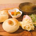 Cafe 陽のあたる場所 - 自家製パンプレート(税込￥880)。
            パンは出来立てです！