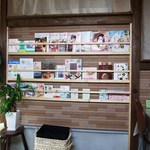 玄季旬菜食堂 こにこ - 店内2（マクロビオティックを掲載した時の雑誌を並べています）