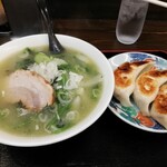 Ichien Mitaka Kitaguchi Ten - ほうれん草ラーメン￥730＋ジャンボ餃子3ヶ￥330