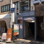 カフェ ド ダイニング マース - このビルの2階にお店があります