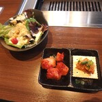 Yakiniku Horumon Sakaba Haruma - 焼肉ランチ￥1,848（サラダ、カクテキ＆チャンジャクラッカー）