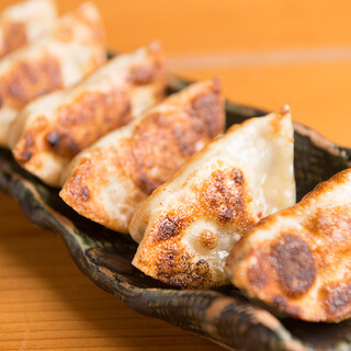 You can also enjoy two types of Gyoza / Dumpling made with homemade skins and the traditional dish "knife-cut noodle" ♪