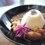 Wine Shokudo LIVING D - ＊オーナーさんは優しい印象の方ですので、ルーの味わいも優しい。 お肉はよく煮込まれトロトロ、、ただルーが少ないのでもう少し欲しいところ。