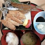 Seafood Cafe & Bar Guraberu - 鯵フライ定食(２尾)　９８０円(税別)　ついて来た骨煎餅の長さは30cm。