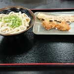 灸まんうどん - かけ（小）＋チクワ天＋唐揚げ 500円