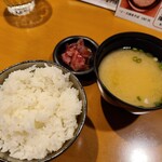 Umi Sakura Motomachi Ten - ご飯と味噌汁です。