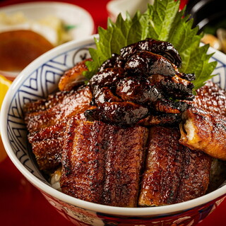 名物”肝入りひつまぶし、うなぎ丼”