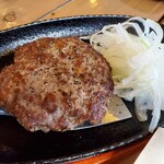 Steak House KING'S - 鉄板に乗って来るハンバーグ。