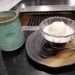 Daito En - デザートのコーヒーゼリーバニラアイスのせ。温かい緑茶といただきます。