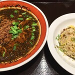 タイガー餃子会舘 - 坦々麺（黒）炒飯セット