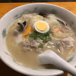 龍泉 - 五目ラーメン（塩味）700円は具材に豚肉、海老、烏賊、白菜、人参、木耳、筍、ネギ、もやし、玉子入り。