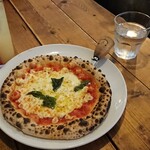 Pizzeria Lo-co - ランチピザ マルゲリータ、グレープフルーツジュース