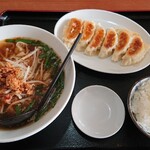 Taiwanese Umai - 台湾刀削麺とギョウザ、ライスのセット