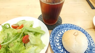 Bakery & Cafe Kumoi - サラダ＆アイスコーヒー